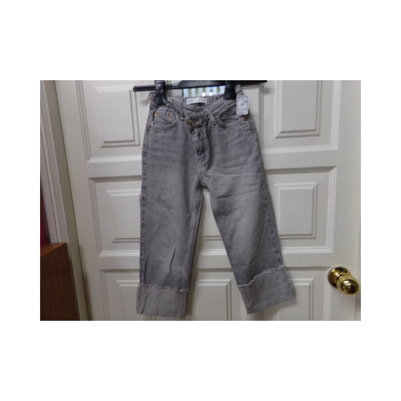 Pantalón vaquero gris Zara 6 años. Segunda mano.
