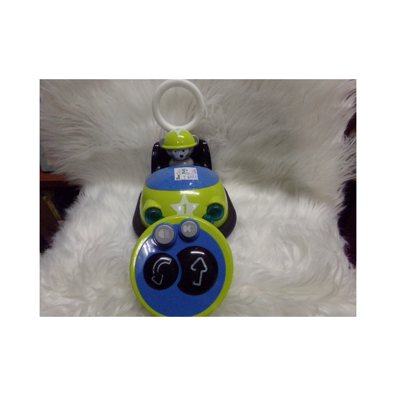 Coche teledirigido con mando. Segunda mano.