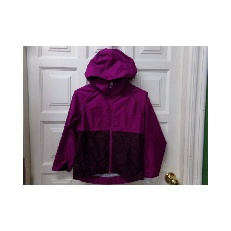 Cortavientos morado Quechua 7 años. Segunda mano.