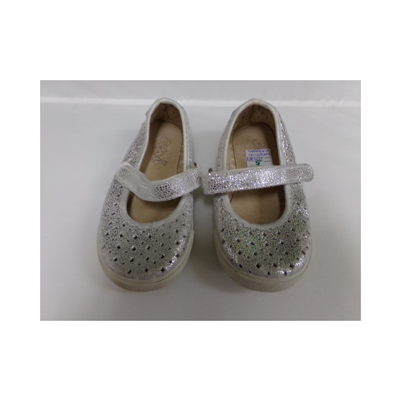 Alpargatas plateadas nº 28. Segunda mano.