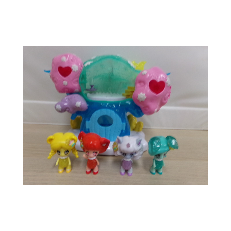 Casita del árbol con muñequitas. Segunda mano.