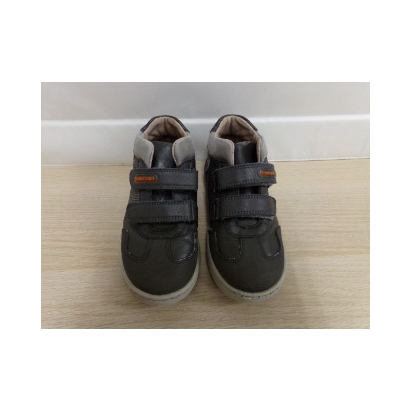 Tenis gris Biomecanics nº 29. Segunda mano.