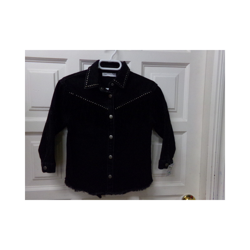 Cazadora vaquera negra Zara con flecos. Segunda mano.