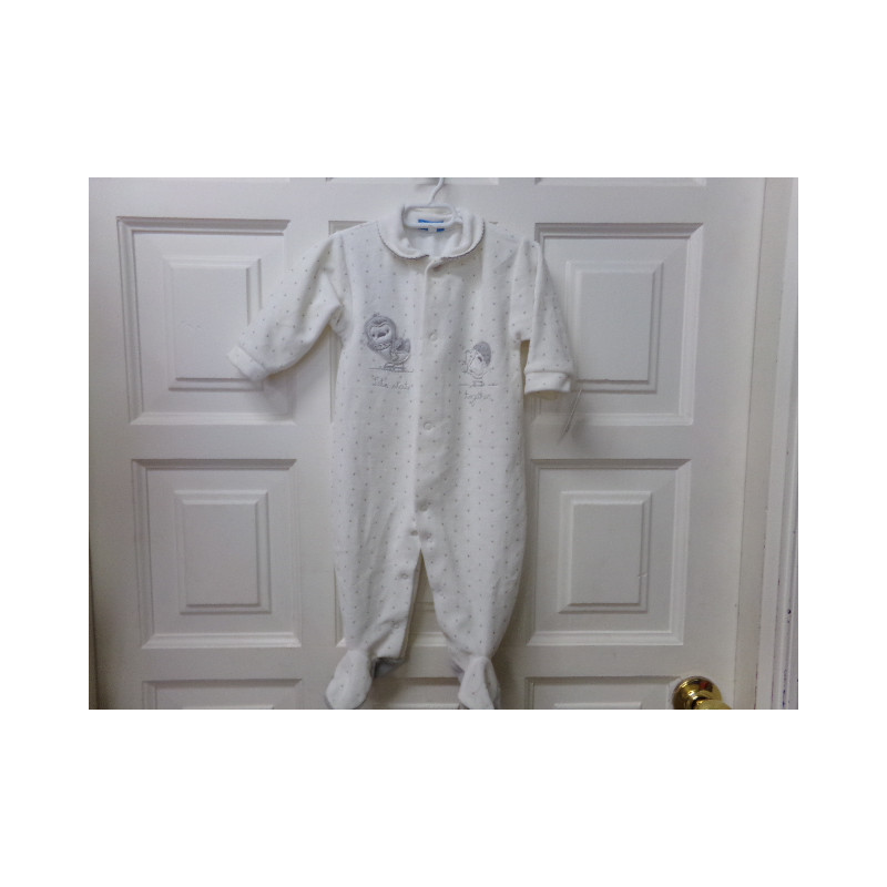 Pijama blanco topitos en gris 6 meses. Segunda mano.