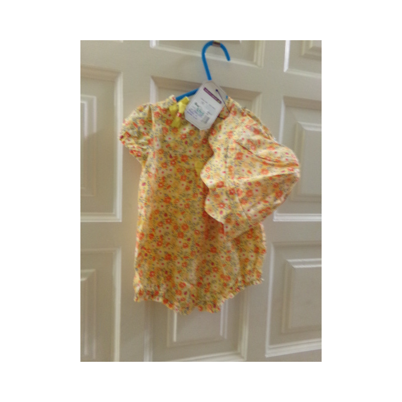 Conjunto de pelele con gorrito. A estrenar