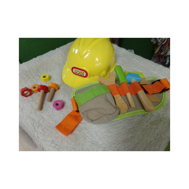 Casco y herremientas de trabajo de madera. Segunda mano