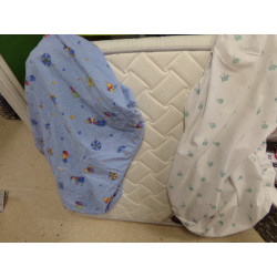 Colchón de visco para parque. Medidas 92x92  cm. Segunda mano