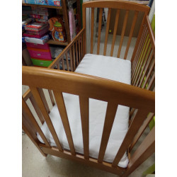 Cuna de madera Alice Nogal de Prenatal con cajonera y colchón. Segunda mano