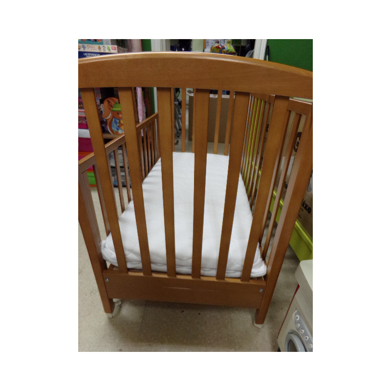 Cuna de madera Alice Nogal de Prenatal con cajonera y colchón. Segunda mano