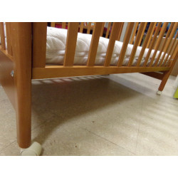 Cuna de madera Alice Nogal de Prenatal con cajonera y colchón. Segunda mano