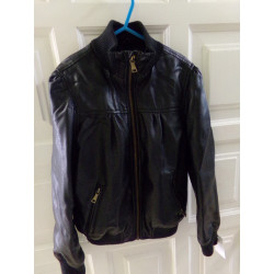 Cazadora niña polipiel negra. Segunda mano