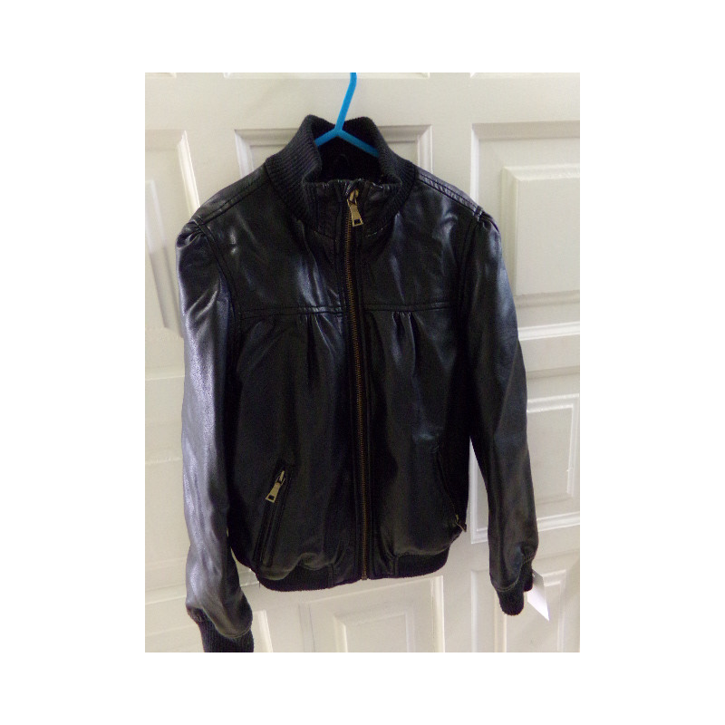Cazadora niña polipiel negra. Segunda mano