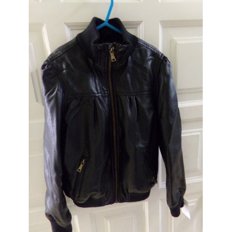 Cazadora niña polipiel negra. Segunda mano