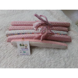 5 Perchas tela de color rosa. Segunda mano
