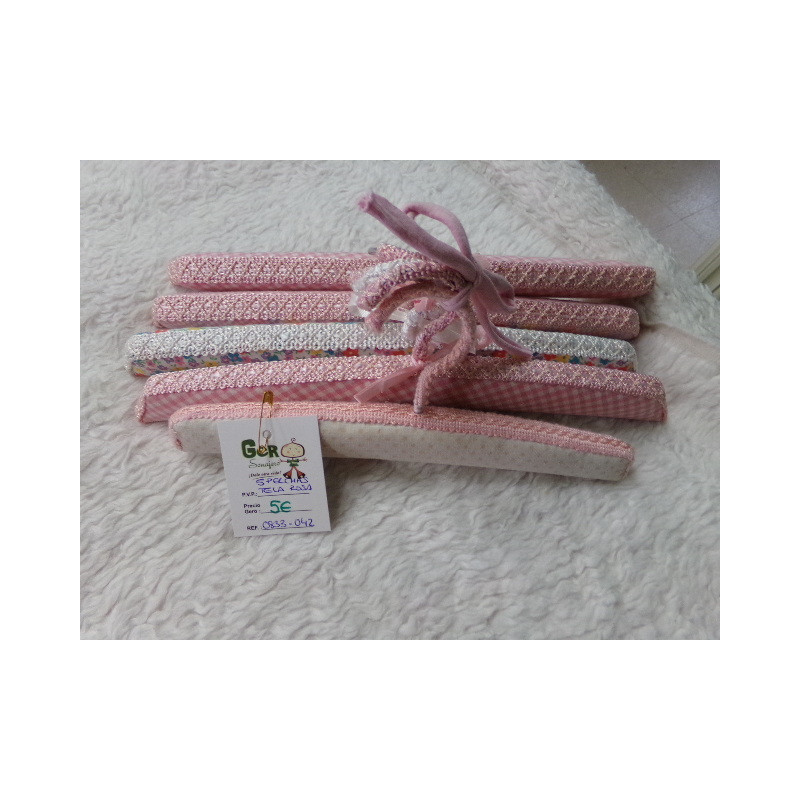 5 Perchas tela de color rosa. Segunda mano