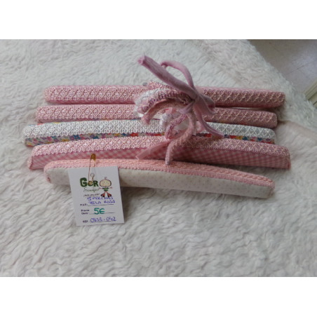 5 Perchas tela de color rosa. Segunda mano