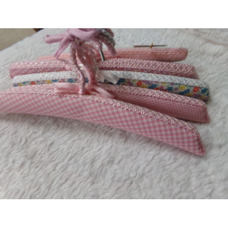 5 Perchas tela de color rosa. Segunda mano