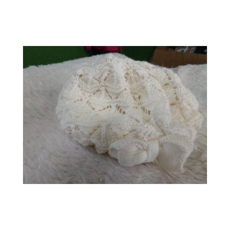 Gorrito color crudo. Segunda mano