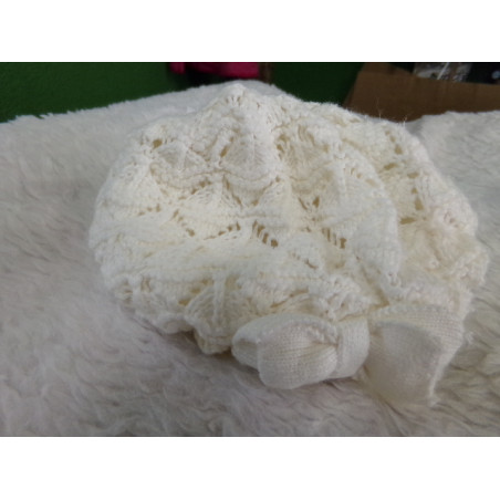 Gorrito color crudo. Segunda mano