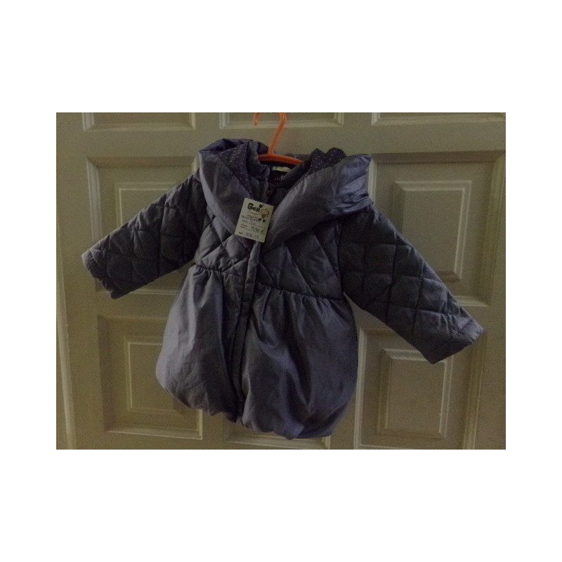 Abrigo Benetton talla 9 meses. Segunda mano