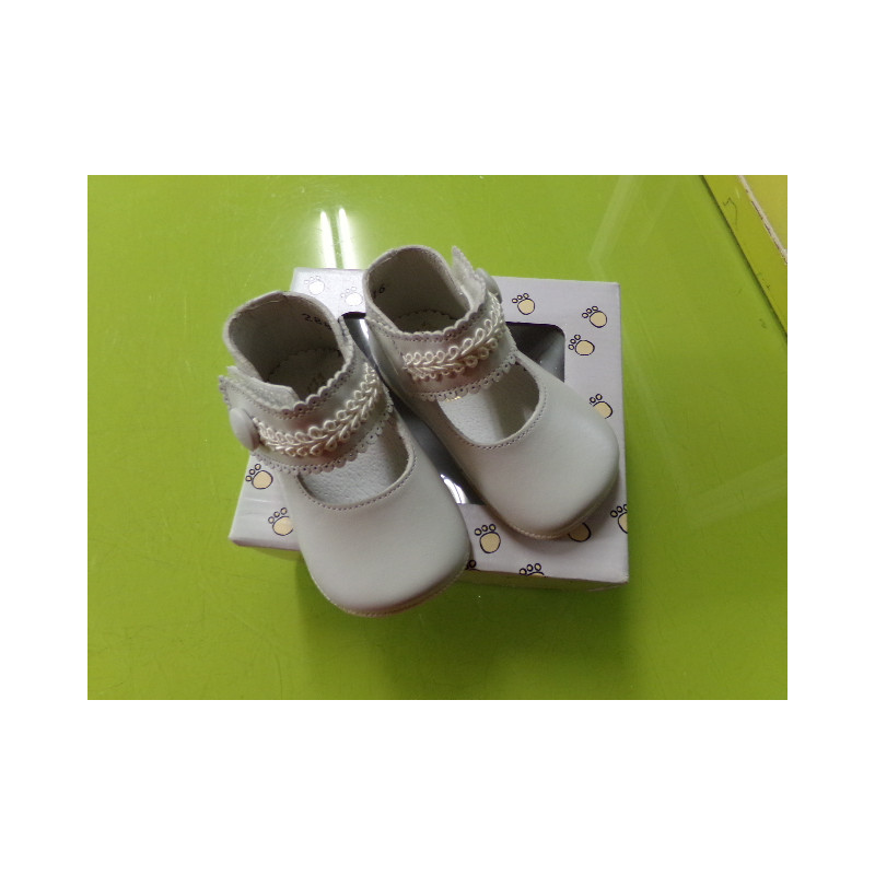 Zapatitos crema T 16