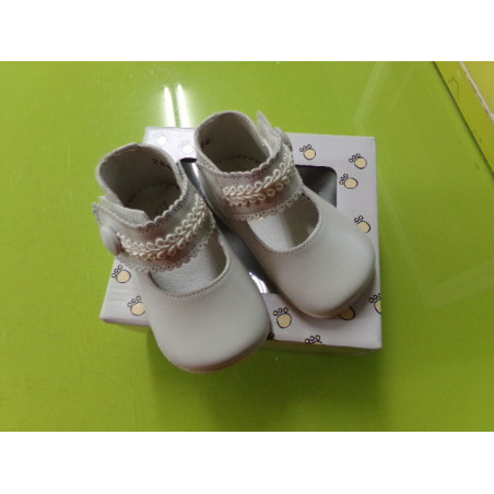 Zapatitos crema T 16