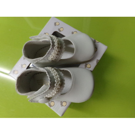Zapatitos crema T 16