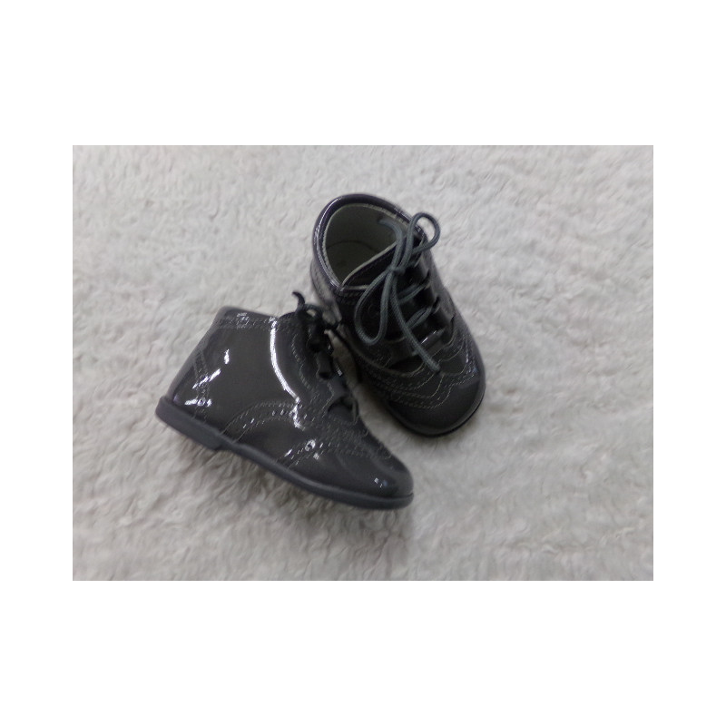 Botita gris N 18 charol. Segunda mano