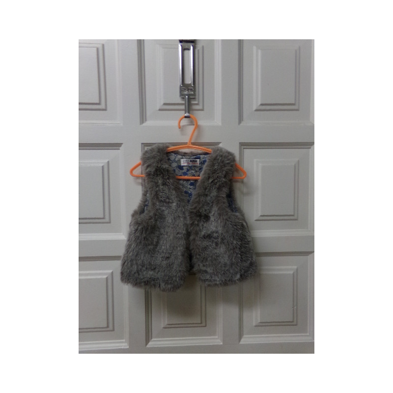 Chaleco pelito Zara talla 18-24 meses. Segunda mano
