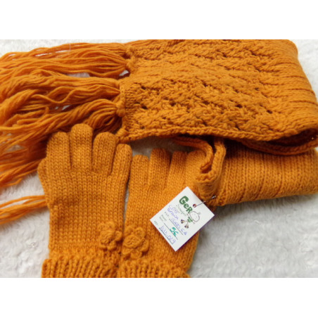 Conjunto bufanda y guantes talla 6 años. Segunda mano
