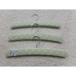 Lote de 3 perchas de tela color verde. Segunda mano