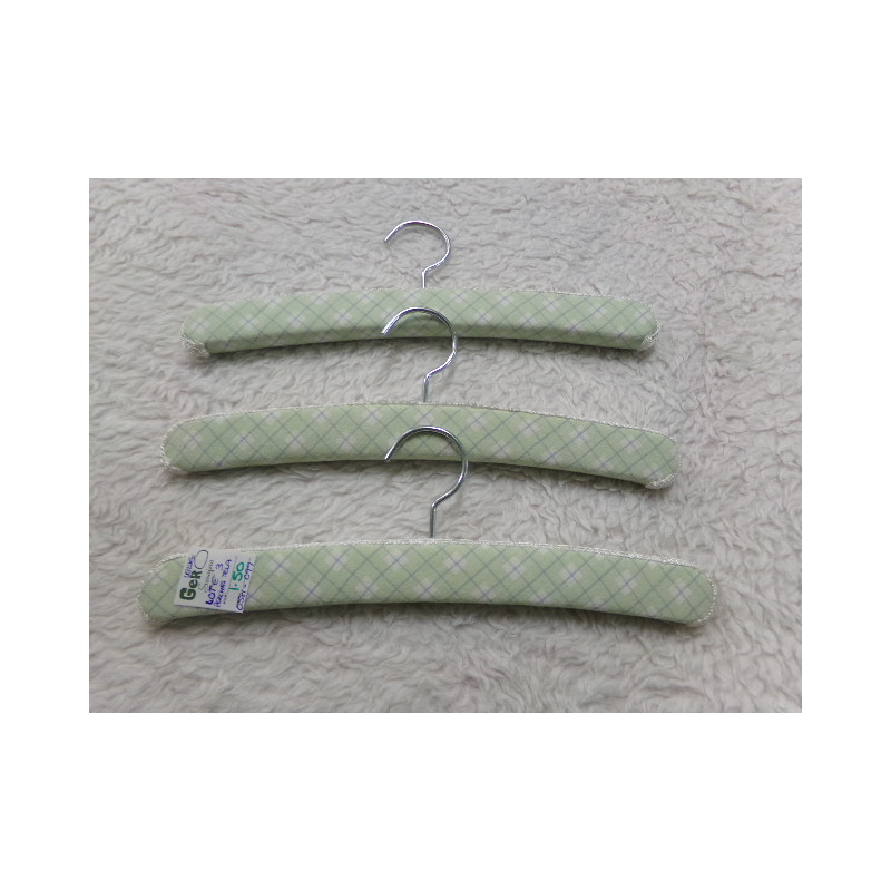 Lote de 3 perchas de tela color verde. Segunda mano