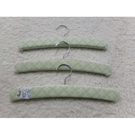 Lote de 3 perchas de tela color verde. Segunda mano