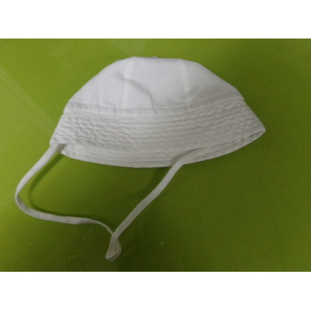 Gorrito blanco talla 9 meses. Segunda mano