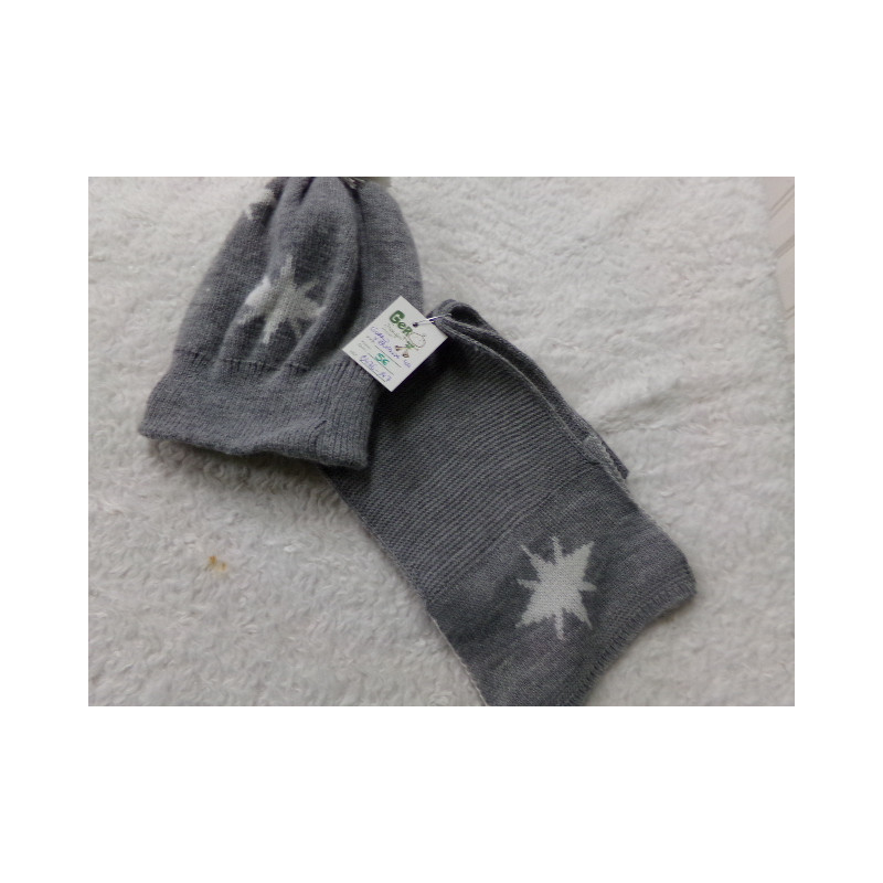 Gorro y bufanda gris talla 4 años. Segunda mano