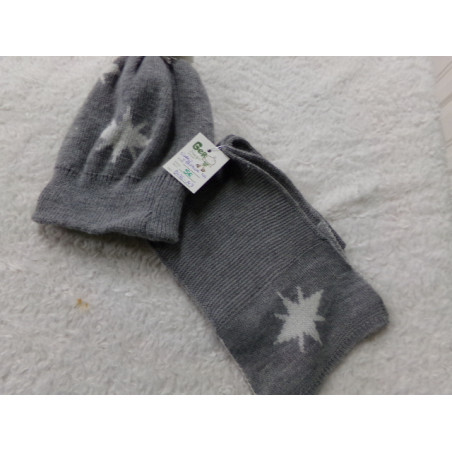 Gorro y bufanda gris talla 4 años. Segunda mano