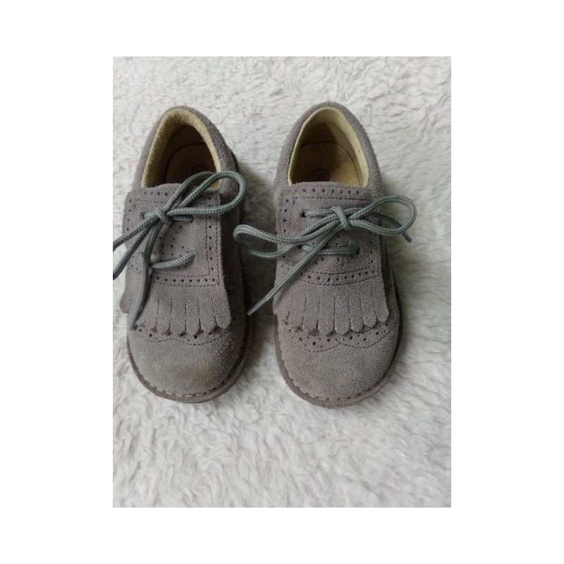 Zapato gris N 25. Segunda mano