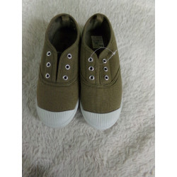 Tenis verde caqui n 32. A estrenar