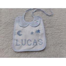 Babero bordado LUCAS. Sin uso