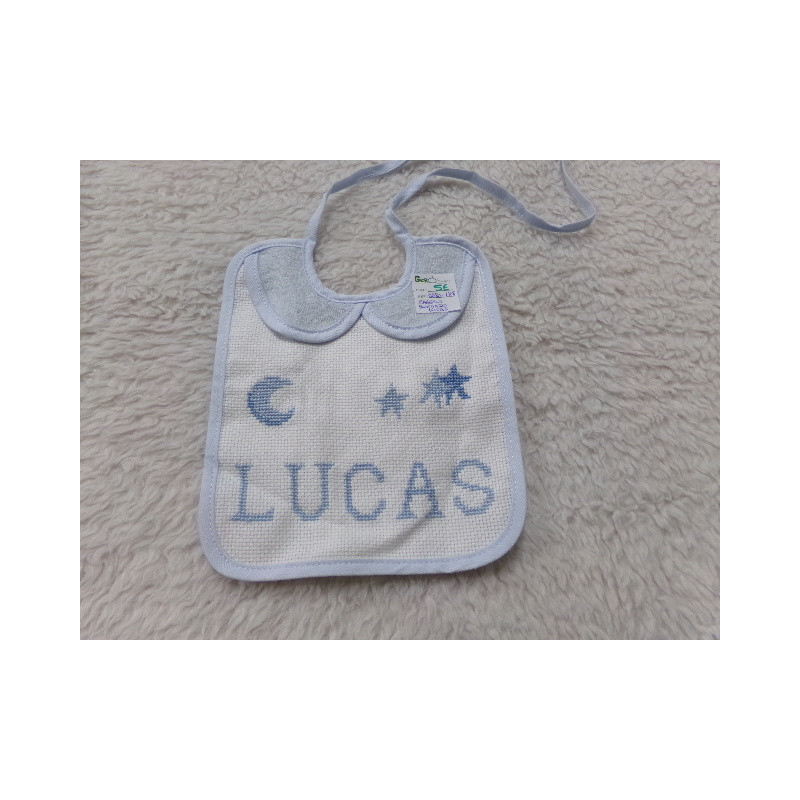 Babero bordado LUCAS. Sin uso