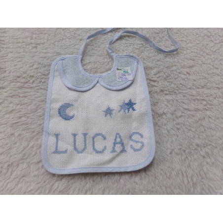 Babero bordado LUCAS. Sin uso
