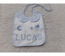 Babero bordado LUCAS. Sin uso