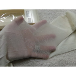 Media talla 4 años. Color crema. A estrenar