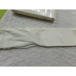 Media talla 4 años. Color crema. A estrenar