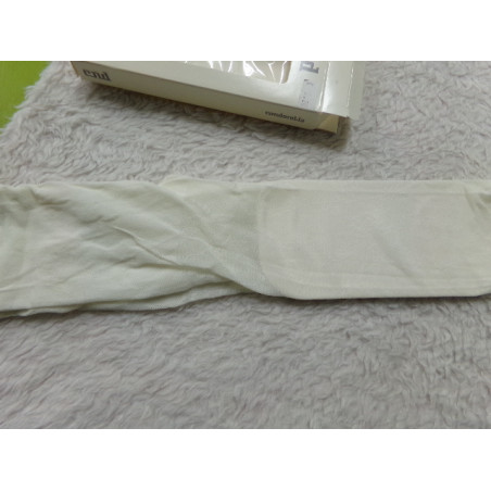 Media talla 4 años. Color crema. A estrenar