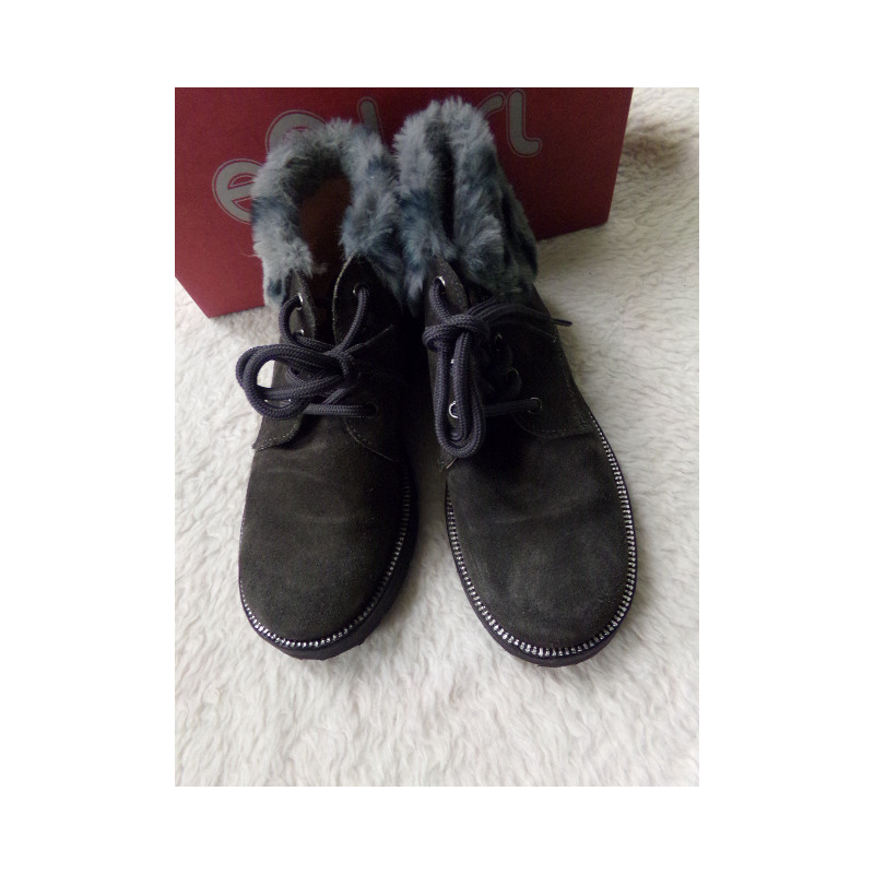 Botin gris pelito N 32. Sin uso. Segunda mano