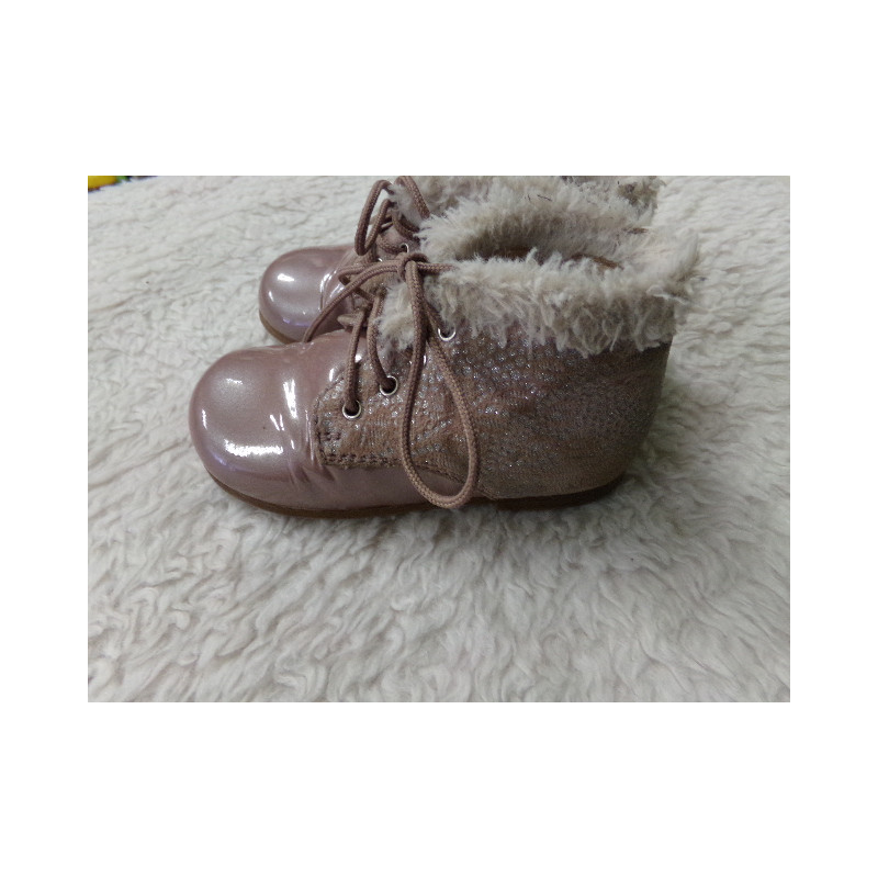 Bota charol N 22. Segunda mano