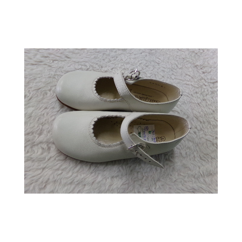 Zapato blanco N 24. Segunda mano