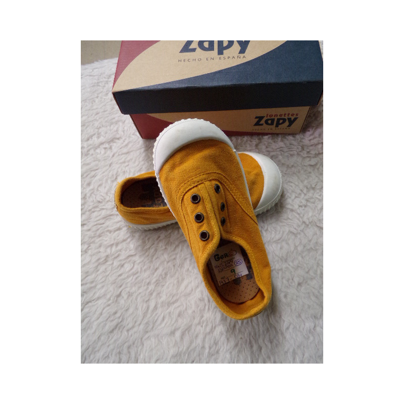 Tenis Zapy N 25 mostaza. Segunda mano
