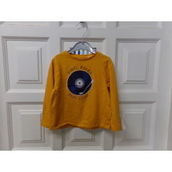 Camiseta Orchestra mostaza talla 3  años. Segunda mano